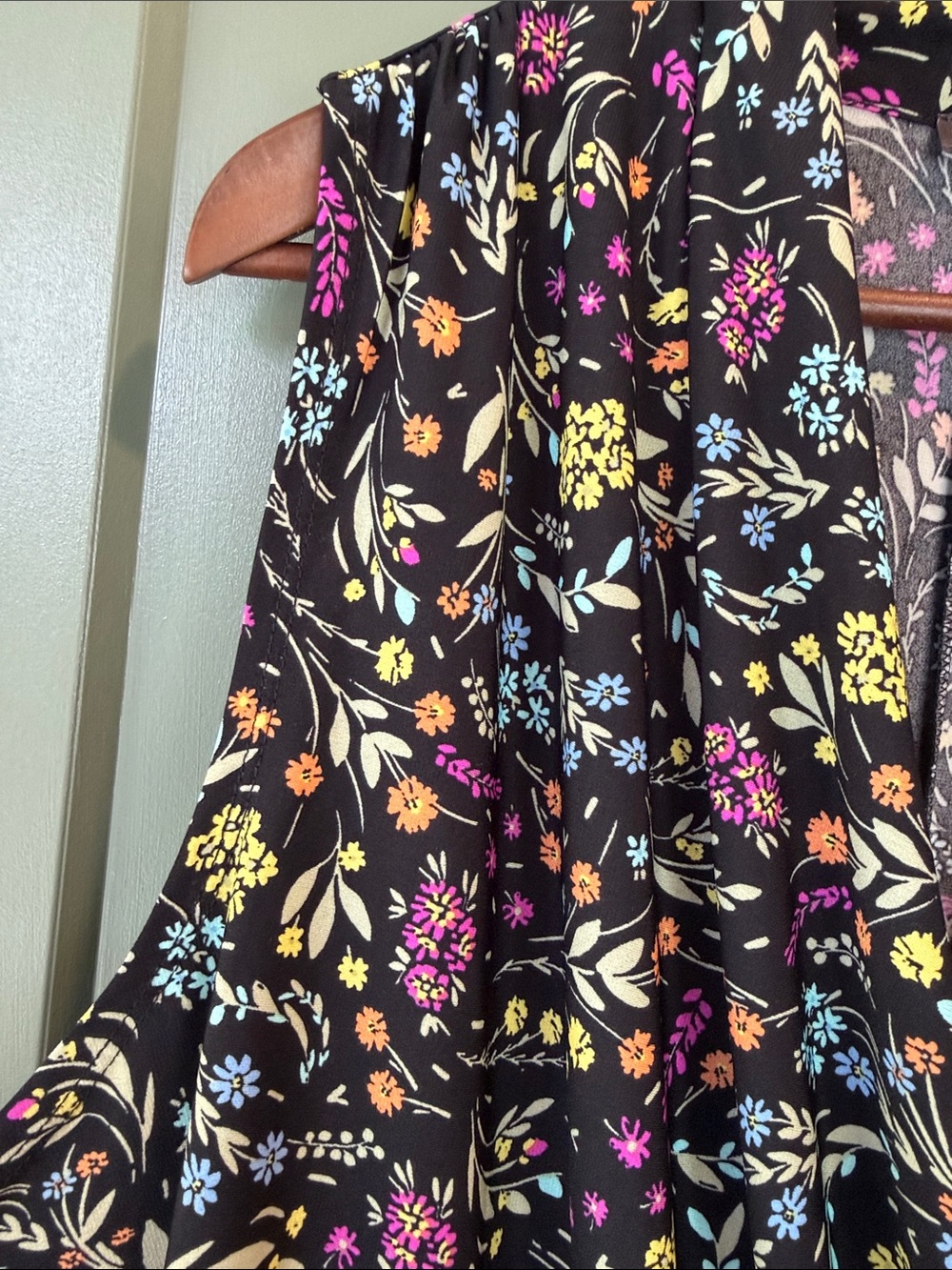 Vince Camuto Black Floral Front Crossover Top - NWT - Picture 6 of 8
